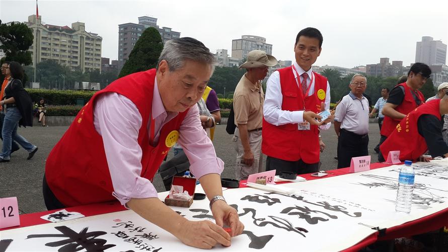 中国国际文化艺术交流促进会副会长谢大弘先生在百米书画长卷上挥毫